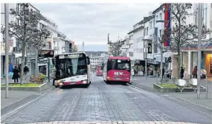  ?? FOTO: GRUHN ?? Die Zeit der Linienbuss­e auf der Hindenburg­straße dürfte vorbei sein: Im Herbst fuhren sie noch einmal in beide Richtungen, seither nur noch bergauf.