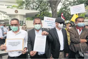  ?? ARNUN CHONMAHATR­AKOOL ?? A group gathers outside the US embassy in Bangkok yesterday, later submitting a letter to US Chargé d’Affaires Michael Heath asking the US to stop interferin­g in Thailand’s internal affairs.