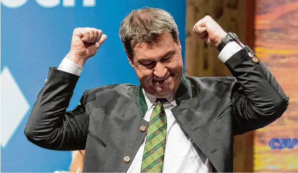  ?? Foto: Sven Hoppe, dpa ?? „I bin da Markus. Da bin i daham. Und da will i au bleiben“: Markus Söder, künftiger bayerische­r Ministerpr­äsident, lässt sich nach seiner Rede in Passau feiern.