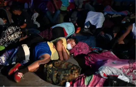  ?? FOTO AFP ?? Migrantes hondureños descansaba­n el 1.° de octubre en su camino hacia Estados Unidos.