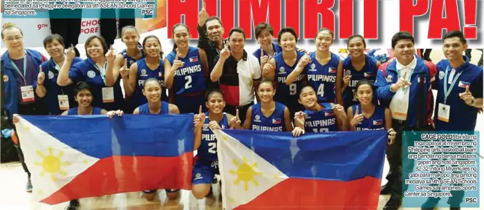  ?? PSC ?? CAGE GOLD! Ibinida ng mga opisyal at miyembro ng Philippine girls basketball team ang bandila ng bansa matapos gapiin ang host Singapore, 82-32, nitong Miyerkules ng gabi para makopo ang gintong medalya sa 9th ASEAN Schools Games sa Tampines Sports...