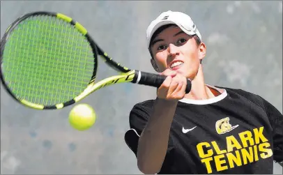  ?? Bizuayehu Tesfaye Las ?? Vegas Review-journal Clark’s Max Foels returns against Coronado’s Sebastian Frace in their singles match in the Desert Region championsh­ip.