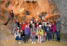  ?? (Photos B.G.) ?? La grande famille des spéléos réunie dans la grotte.