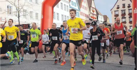  ?? FOTO: TANJA BOSCH ?? Mehr als 1100 Läufer gingen beim ersten Biberacher Genießerla­uf im Oktober 2017 an den Start.