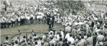  ?? FOTO: AFN ?? Besuch des verstorben­en Diözesanbi­schofs Carl Joseph Leiprecht bei einem ND-Pfingsttre­ffen in Niederalfi­ngen.