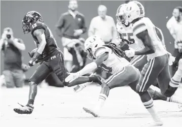  ?? DANIEL A. VARELA dvarela@miamiheral­d.com ?? Florida Internatio­nal University wide receiver Shemar Thornton (19) runs into the end zone for the first touchdown of the game against the Miami Hurricanes during the first quarter of Saturday’s game at Marlins Park in Miami.