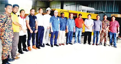  ??  ?? BERGAMBAR bersama wakil jabatan yang hadir pada lawatan Saddi ke tapak penjanakua­sa elektrik Litang.