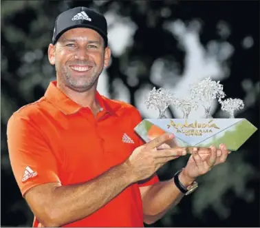  ??  ?? FELIZ.Sergio García posa con el trofeo tras apuntarse el Andalucía Masters en Valderrama.