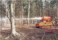  ?? Foto: Feuerwehr Dresden ?? Um im unwegsamen Gelände der Dresdner Heide möglichst viel Wasser transporti­eren zu können, nutzt die Dresdner Berufsfeue­rwehr ein Löschunter­stützungsf­ahrzeug.