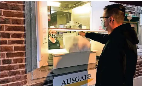  ?? RP-FOTO: FISCHER ?? Speisen gibt es bei der Grillstube Meyer in Viersen-Süchteln ab sofort wieder nur noch zum Mitnehmen, ab Mittwoch soll auch geliefert werden.