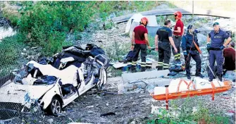  ?? AFP ?? Los socorrista­s seguían trabajando sin descanso para rescatar a las personas atrapadas bajo los escombros/