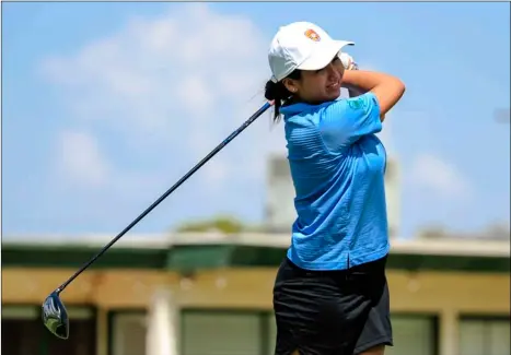  ?? SERGIO BASTIDAS PHOTO ?? Vincent Memorial’s Jimenna Ramirez tees off during the first Imperial Valley League golf meet of the
2017 season at Del Rio Country Club in September in Brawley.