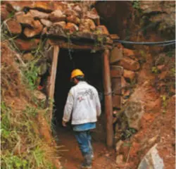  ??  ?? Ninguna compañía ha logrado obtener los permisos para extraer el oro y el cobre. El debate ahora es sobre la nueva delimitaci­ón y una licencia ambiental que se tramita.