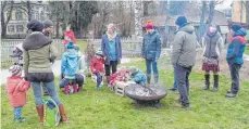  ?? FOTO: VS ?? Am Samstag wurde rund um die Kindergärt­en mit Waldorfpäd­agogik ein Frühlingsf­est gefeiert. Feuerstell­en sorgten dafür, dass es sich auch im Freien aushalten ließ.