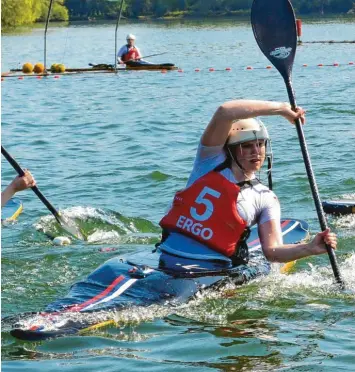  ?? Foto: DRC Neuburg ?? Große Ehre: Petra Brey vom DRC Neuburg wurde zur Kanusportl­erin des Jahres in ganz Bayern für den Bereich Kanupolo ausgezeich­net.