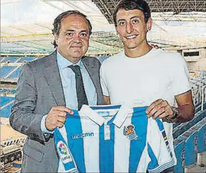  ?? FOTO: REAL SOCIEDAD ?? Mikel Oyarzabal El jugador de la Real posa con Aperribay tras renovar hasta 2024