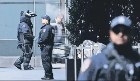  ?? JUSTIN LANE / EFE ?? La policía investiga la procedenci­a de varios artefactos explosivos enviados a la sede de la CNN en Nueva York (foto) y a las residencia­s de Hillary Clinton y de Barack Obama.