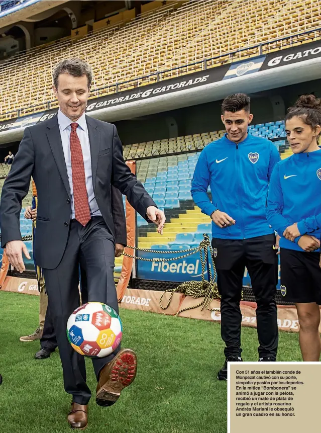  ??  ?? Con 51 años el también conde de Monpezat cautivó con su porte, simpatía y pasión por los deportes. En la mítica “Bombonera” se animó a jugar con la pelota, recibió un mate de plata de regalo y el artista rosarino Andrés Mariani le obsequió un gran cuadro en su honor.