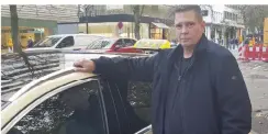  ?? RP-FOTO: ARNE LIEB ?? Taxifahrer Ingo Kron hat Uber-Fahrer beobachtet und ist sich sicher, dass viele gegen Gesetze verstoßen.