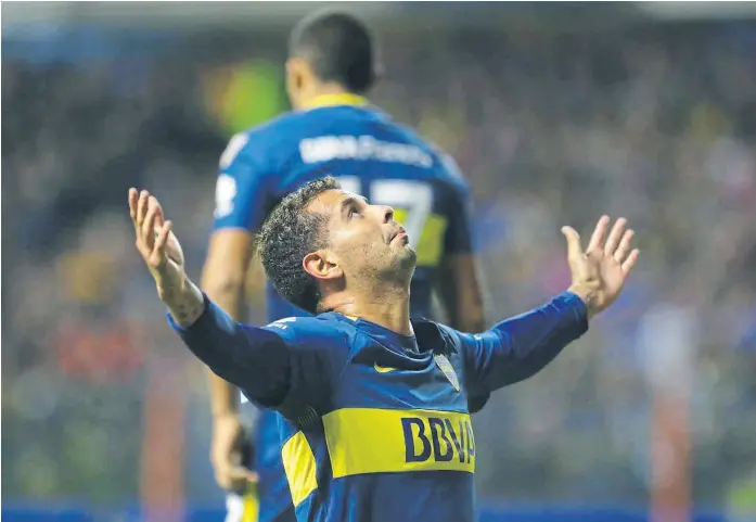  ?? Daniel jayo ?? la celebració­n del colombiano edwin cardona, autor del primero de los cinco goles que boca le hizo al débil alianza lima