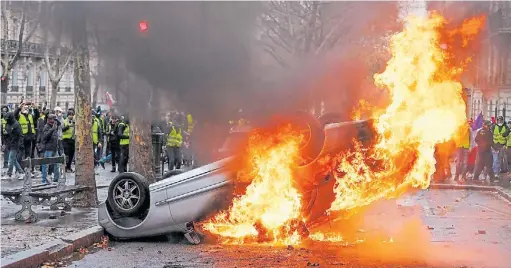  ?? AFP ?? Protestas. La revuelta de los “chalecos amarillos” exhibe la creciente distancia que hay entre la gente y los políticos.