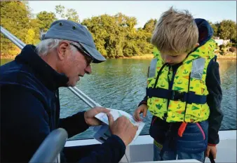  ??  ?? Cette balade, facile à souhait, est idéale pour familiaris­er de jeunes enfants à la navigation.