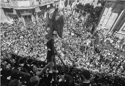  ?? Foto: Rathaus ?? Orihuela zeigt den Vogel: Auftritt des Oriol auf dem Rathausbal­kon.