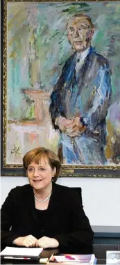  ?? Archivfoto­s: dpa ?? Angela Merkel (Bundeskanz­lerin seit 2005) in ihrem Arbeits zimmer vor Oskar Kokoschkas Porträt von Konrad Adenauer (Bundeskanz­ler 1949 bis 1963).