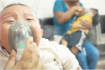  ?? FOTOS: CRISTINA SANTOS ?? PADECIMIEN­TO. Los niños menores de un año son los más afectados con el virus Sincitial respirator­io, que provoca congestión en los pulmones y dificultad para respirar.