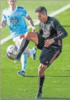  ??  ?? Varane controla el balón ante la presencia de Santi Mina en Vigo.