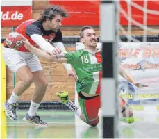  ?? FOTO: PETER SCHLIPF ?? Nicht zu halten. Die Handballer der SG Hofen/Hüttlingen (grünes Trikot) besiegen Schnaithei­m deutlich.