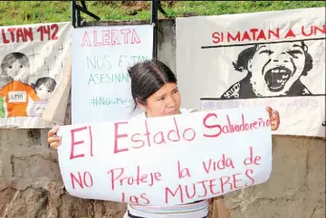  ??  ?? PROTECCIÓN. LAS MUJERES EXIGEN QUE EL ESTADO DÉ GARANTÍAS Y PROTEJA LOS DERECHOS HUMANOS DE LAS MUJERES.