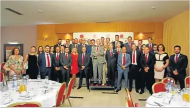  ??  ?? La familia del Banco Santander, al completo, tras la celebració­n del Desayuno.