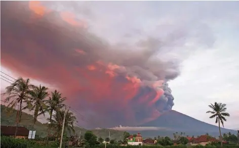  ?? FOTO: REUTERS ?? Schon im September waren Experten davon ausgegange­n, dass ein Ausbruch des rund 3000 Meter hohen Mount Agung kurz bevorstehe. Einige Fluggesell­schaften strichen bereits am Samstag Flüge – vor allem nach Australien.