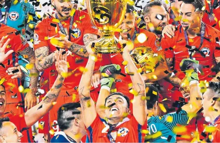  ?? ARCHIVO / AFP ?? Chile, con su mejor legión, levantó la Copa América Centenario en 2016. El cuadro austral tiene como DT al colombiano Reinaldo Rueda.