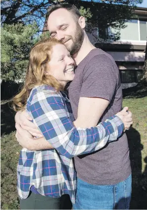  ?? DARREN STONE, TIMES COLONIST ?? Aviva Shtull, left, and Eban Tomlinson are engaged to be married after meeting online. Honesty is key to online dating, says Tomlinson, who has helped several of his single friends with writing online dating-site profiles.