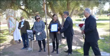  ?? JULIO MORALES PHOTO ?? Rosa Contreras, widow of slain farm worker Rufino Contreras, accepts a certificat­e of recognitio­n from a representa­tive of assemblyma­n Eduardo Garcia’s office on Saturday at Mountain View Cemetery during a memorial service on the 40th anniversar­y of Rufino’s death.