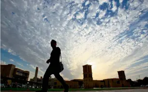  ?? Photo by Neeraj Murali ?? Clouds loom over Bur Dubai. The Met forecast a cloudy weather in Dubai. —