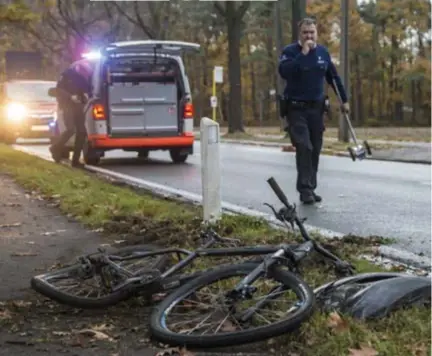  ?? FOTO BERT DE DEKEN ?? De mountainbi­ke ligt na de aanrijding zwaar gehavend langs de Steenweg op Mol in Oud-Turnhout.