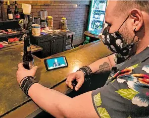  ?? ALDO PÉREZ/ LA VOZ DE LA FRONTERA ?? MEXICALI. Un joven aprovecha su tarde en el Bar Pasaje Bohemio para seguir el debate