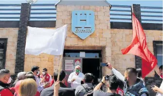  ?? / LUIS MURILLO ?? Miguel Jurado, candidato del partido tricolor a la alcaldía de Parral, rodeado de simpatizan­tes.