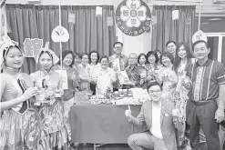  ??  ?? PAMERAN: Frankie (tengah, belakang) bersama Persatuan Sze Yip Sandakan yang turut membuka pameran makanan tradisi.