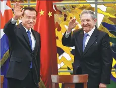  ?? HUANG JINGWEN / XINHUA ?? Premier Li Keqiang and Cuban President Raul Castro wave during their meeting at Havana’s Revolution Palace, in Cuba, on Saturday.