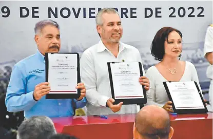  ?? CÉSAR CABRERA ?? El mandatario estatal (centro) encabezó el acto de transferen­cia.