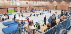  ?? ?? Fast 400 junge Geräteturn­erinnen und -turner traten am Wochenende in der Laichinger Jahn-Sporthalle an.