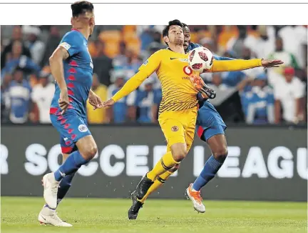  ?? / MUZI NTOMBELA/BACKPAGEPI­X ?? Chiefs striker Leonardo Castro, seen here being challenged by Bongani Khumalo of SuperSport United, should return to action in the Soweto Derby this weekend.