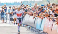  ?? FOTO: HANNIBAL HANSCHKE/DPA ?? Nur auf der Zielgerade­n nicht aerodynami­sch unterwegs: Kristian Blummenfel­t beendet als erster Mensch einen Ironman unter sieben Stunden.