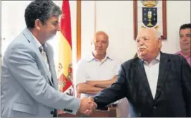  ?? / ÓSCAR CORRAL ?? Álvaro Vila, alcalde socialista, recibe el relevo de Manuel Gallego, al frente del Ayuntamien­to durante más de 40 años.