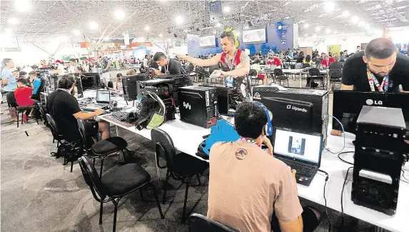  ?? Technologi­cký festival Campus Party, jehož se každoročně účastní tisíce hackerů, vývojářů, hráčů a vůbec počítačový­ch nadšenců, byl letos v Sao Paulu. FOTO ČTK ??