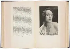  ??  ?? « Orlando », roman ou lettre d’amour de Virginia Woolf (à g.) à Vita Sackville-West, qui prêta ses traits au héros dans l’édition de 1928 (« Orlando lors de son retour en Angleterre », ci-contre).
Kim Jones, directeur artistique de Fendi, possède trois exemplaire­s du roman envoyés par Virginia à Vita.